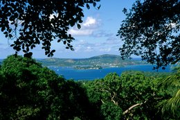 Archipel-des-Comores;-Baie;-Feuillage;-France;-Kaleidos;-Kaleidos-images;-La-parole-à-limage;-Laurent-Abad;-Mayotte;-Mer;-Océan-Indien;-Paysage;-Presquîle;-Stories-Pictures;-Village